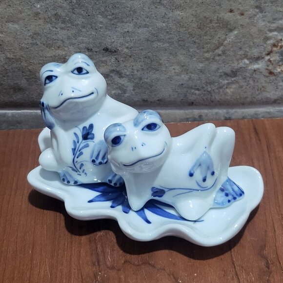 Vintage Lounging Frog Couple Blue White Floral Salt Pepper Shaker Set - Picture 12 of 12